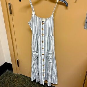 Roxy XS Maxi Dress - This dress is gray and white and it has brown buttons.